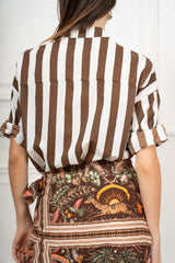 modella indossando Camicia in Cotone Leggero a Righe Bicolore Made in Italy colore
