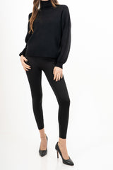 modella indossando Maglia over in filato spesso con collo vulcano e maniche a palloncino colore