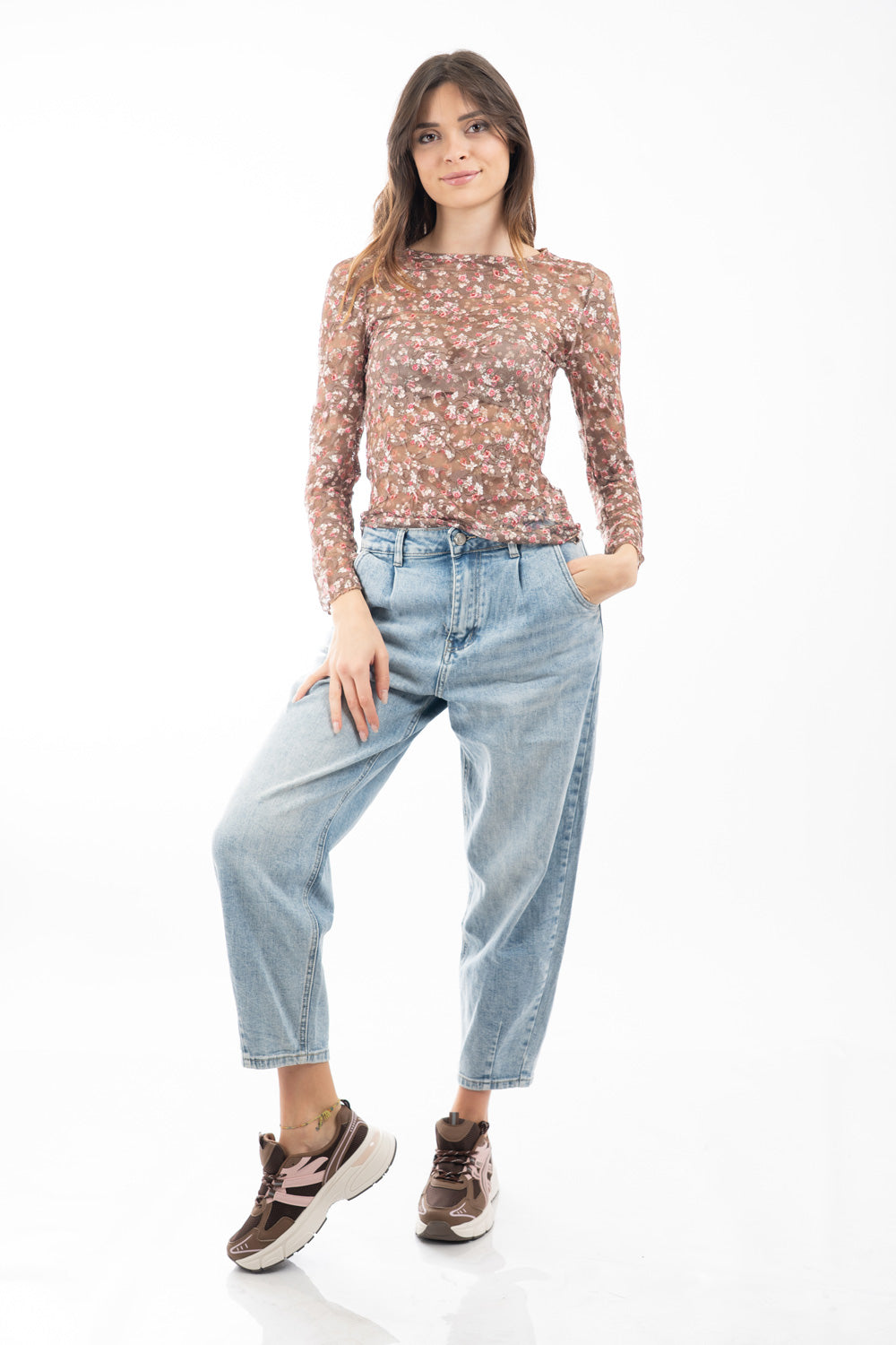 modella indossando Jeans modello balloon in denim chiaro elasticizzato vita regolare colore