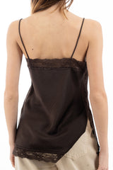 modella indossando Top satinato con pizzo e spalline sottili effetto lingerie colore