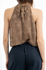modella indossando Top in georgette jacquard con scollo all’americana e fiocco colore