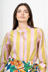 modella indossando Camicia Collo Coreana in Tencel a Righe Multicolor colore Rosa-Lime Unica