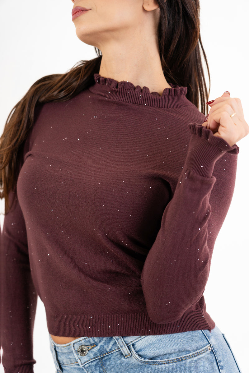 modella indossando Maglia SoftLurex con micro paillettes e volant colore Prugna Unica