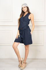 modella indossando Completo gessato con gilet portafoglio e shorts in misto viscosa colore Blu Unica