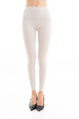 modella indossando Leggings cavallerizza a vita alta in maglina elasticizzata Avorio colore