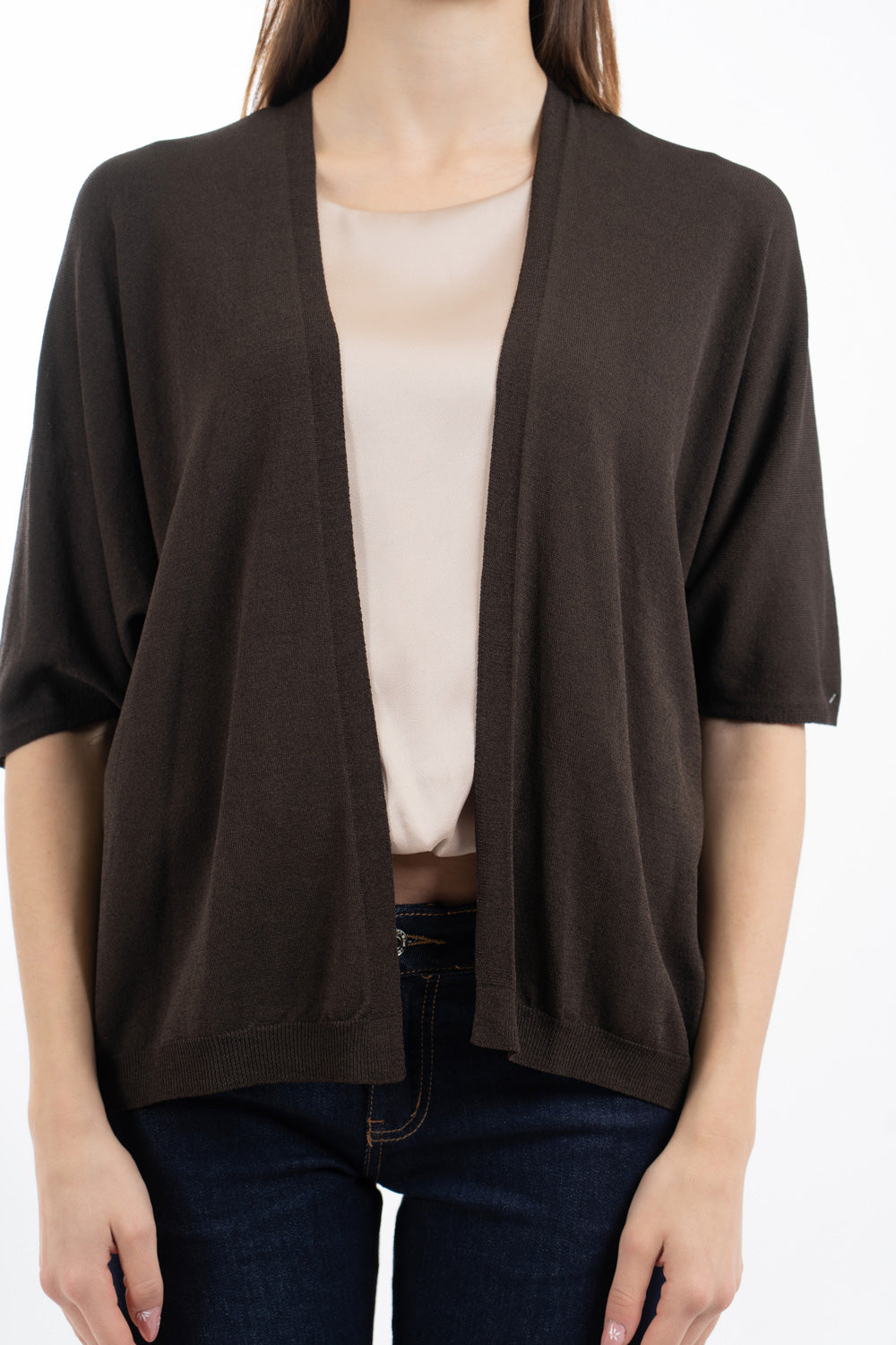 modella indossando Cardigan leggero in maglia con manica pipistrello e linea morbida colore Marrone Unica