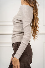 modella indossando Maglia Liora scollo Bardot colore