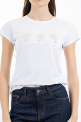 modella indossando T-shirt in cotone elasticizzato con applicazione gioiello fiore colore Bianco Unica