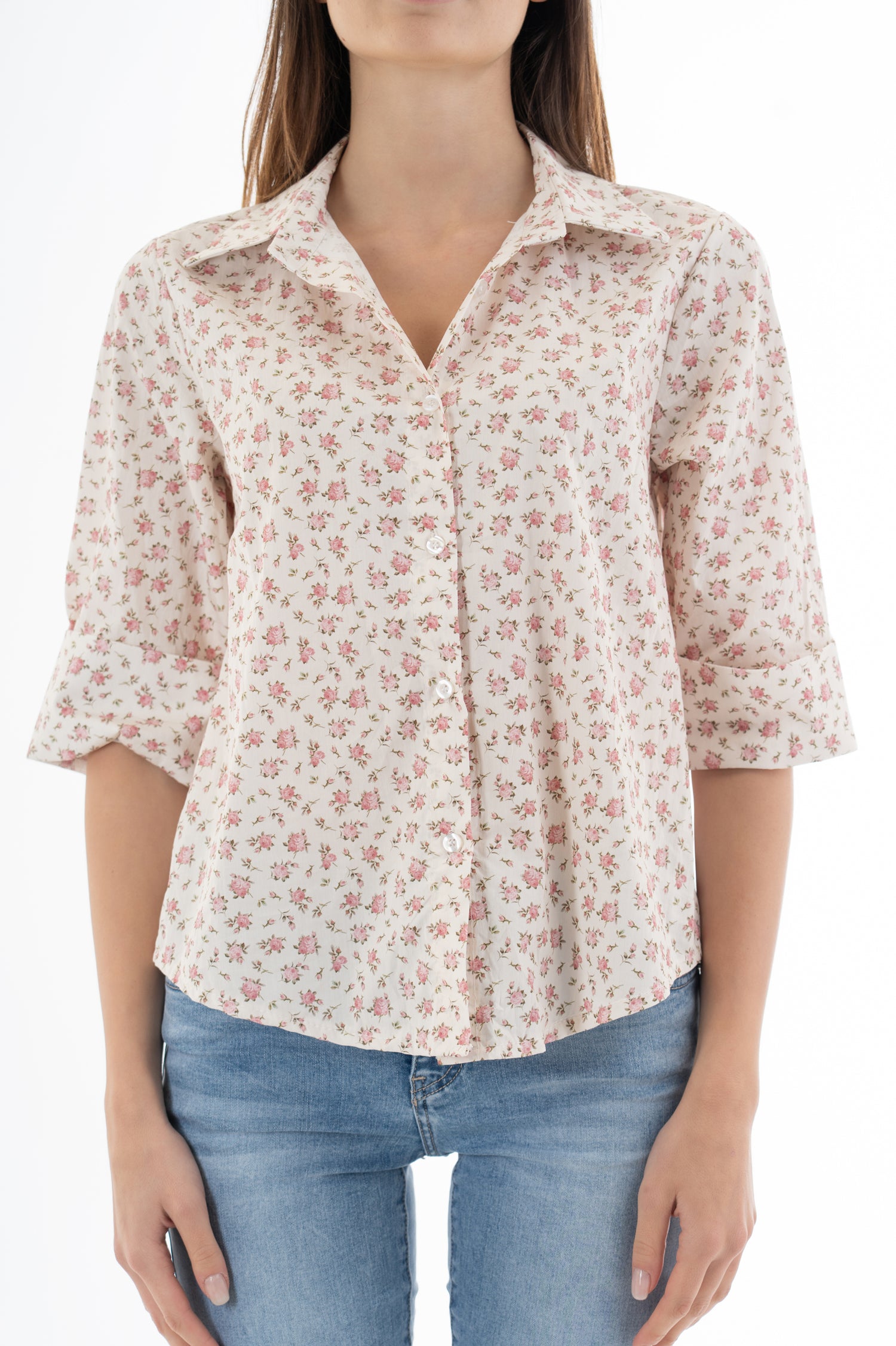 modella indossando Camicia in cotone 100% fantasia floreale provenzale con manica al gomito colore