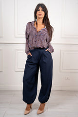 modella indossando Pantalone Osaka colore Blu Unica