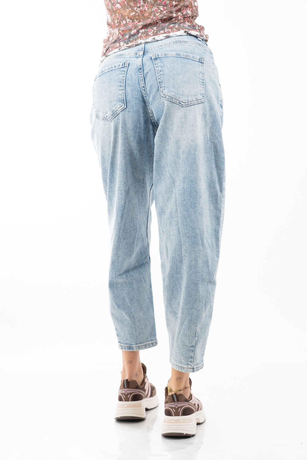 modella indossando Jeans modello balloon in denim chiaro elasticizzato vita regolare colore