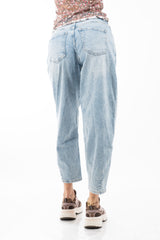 modella indossando Jeans modello balloon in denim chiaro elasticizzato vita regolare colore