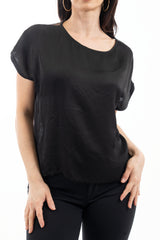 modella indossando Maglia over in viscosa con retro in pizzo colore