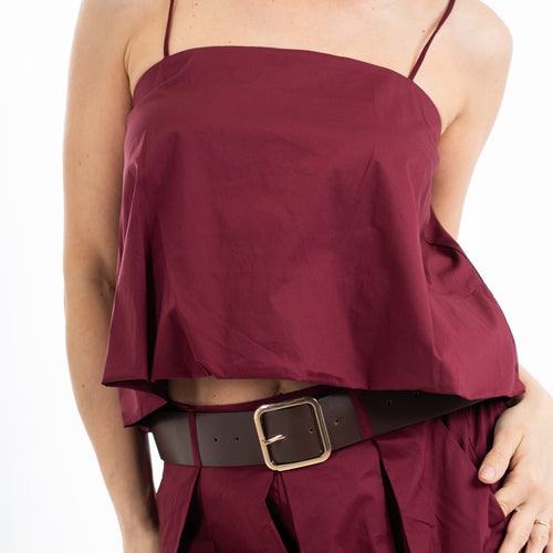 modella indossando Top a fascia a palloncino in cotone leggero colore Rosso India Unica