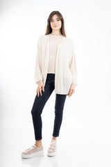 modella indossando Cardigan aperto in filato lurex leggero manica lunga colore