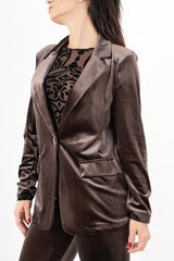 modella indossando Giacca in velluto liscio elasticizzato con bottone rivestito colore