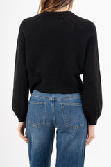 modella indossando Maglione morbido con manica ampia e bordo a costine colore