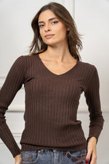 modella indossando Maglia Nadine a coste con scollo V colore Marrone Unica