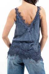 modella indossando Top con pizzo in viscosa satinata scollo a V colore