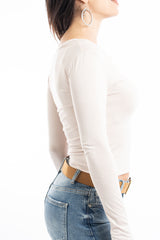 modella indossando Maglia corta serafino in cotone elasticizzato colore