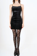 modella indossando Abito tubino in velluto liscio elasticizzato con bretelline regolabili colore