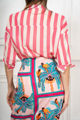modella indossando Camicia in Cotone Leggero a Righe Bicolore Made in Italy colore