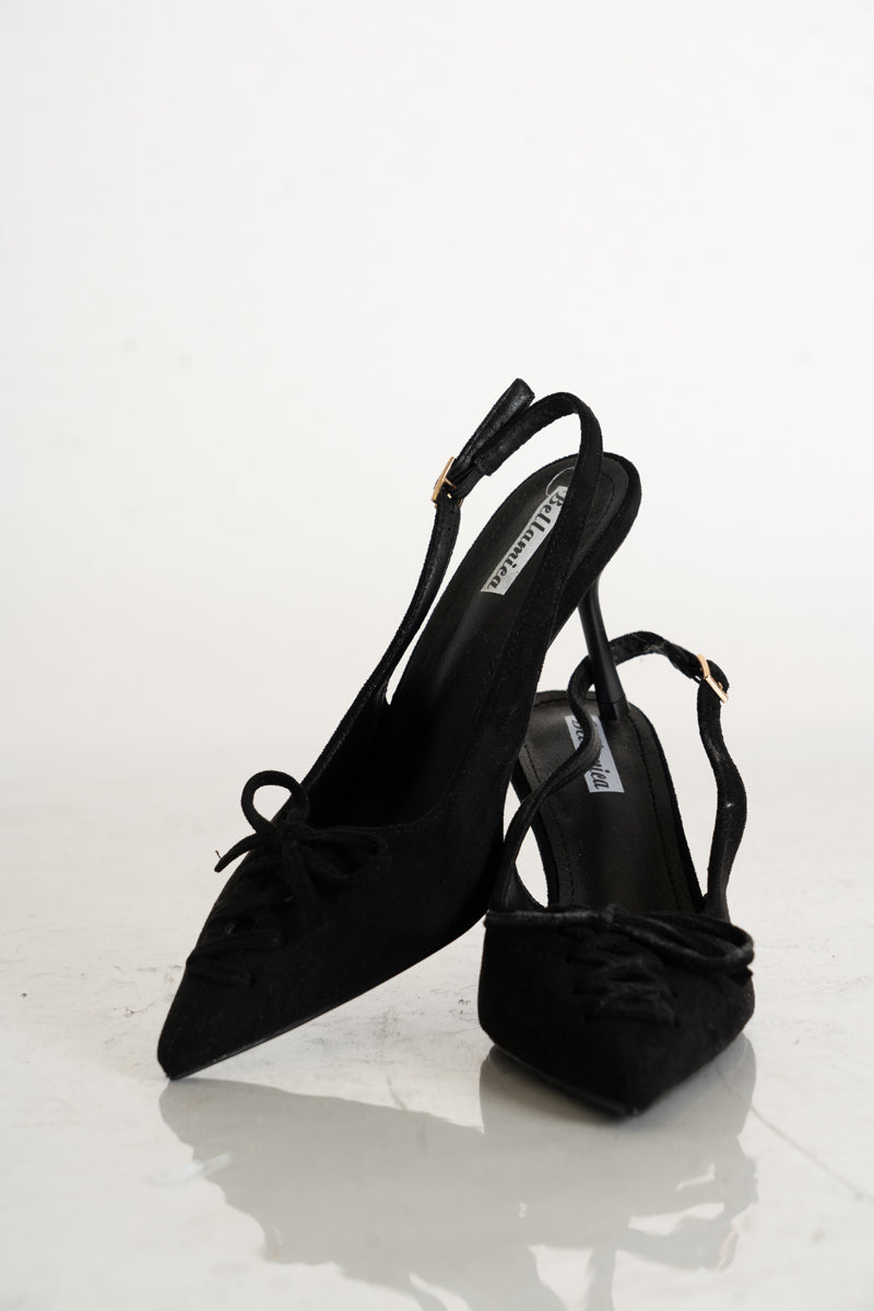 modella indossando Décolleté slingback nere con lacci e tacco a spillo colore Nero 41