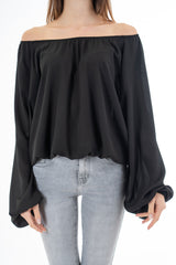 modella indossando Blusa in georgette velata con scollo elasticizzato e manica ampia sblusata colore Nero Unica