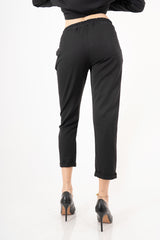 modella indossando Pantalone in poliviscosa con elastico in vita e gamba dritta – Nero colore