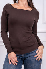 modella indossando Maglia Calista scollo quadrato colore