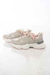 modella indossando Sneakers chunky multistrato con suola alta e inserti tecnici colore