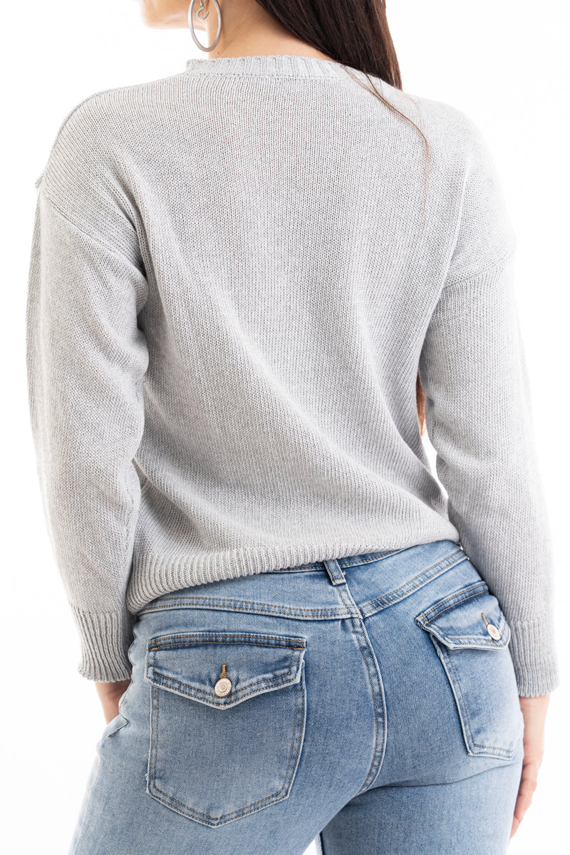 modella indossando Maglia over 100% cotone con scritta ricamata “No Vabbé” colore