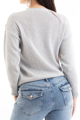 modella indossando Maglia over 100% cotone con scritta ricamata “No Vabbé” colore