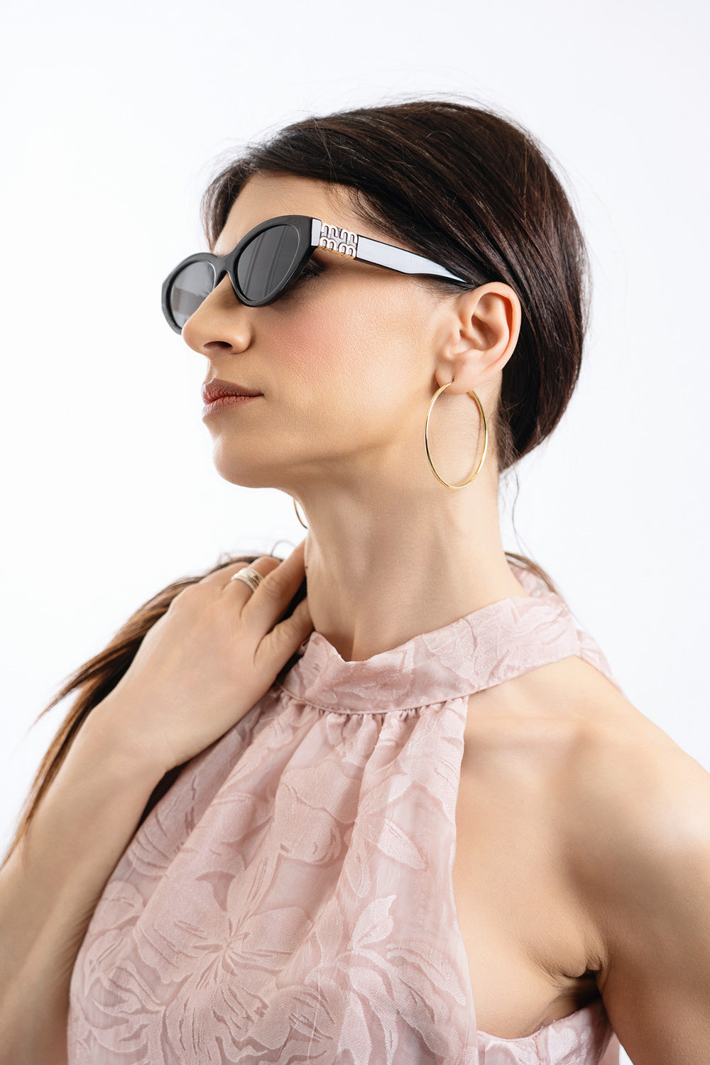modella indossando Occhiali da sole cat-eye con montatura spessa UV400 colore