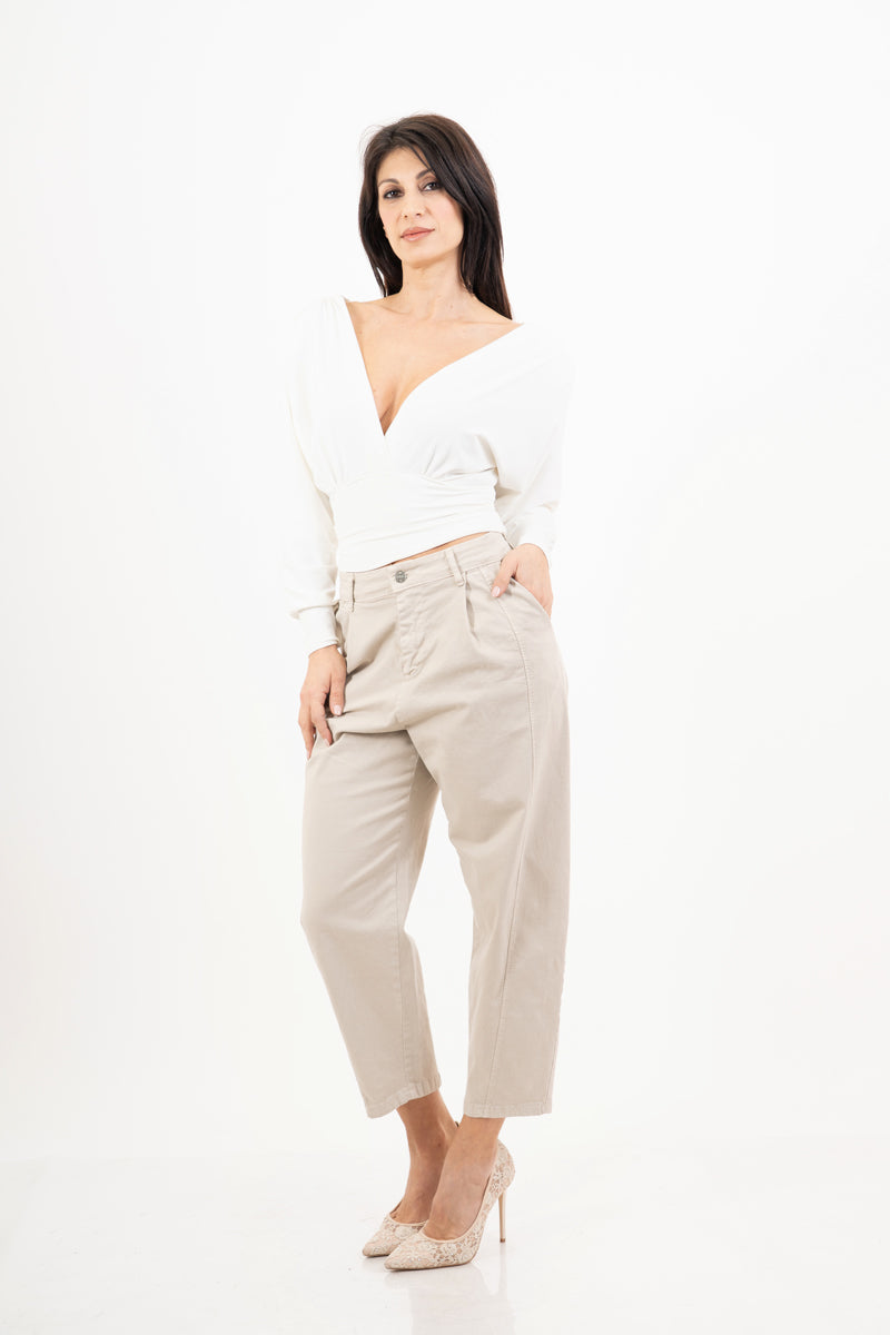 modella indossando Maglia crop drappeggiata con doppio scollo incrociato e spalle strutturate colore