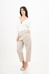 modella indossando Maglia crop drappeggiata con doppio scollo incrociato e spalle strutturate colore