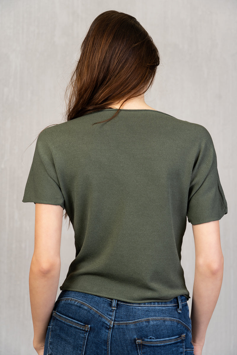 Maglia in filo viscosa con scollo a barca