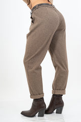 modella indossando Pantalone in panno fantasia pied de poule marrone con cintura colore