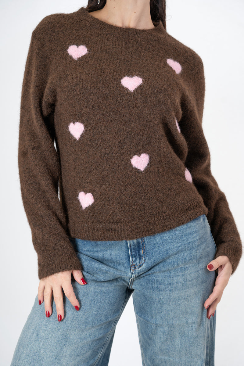 modella indossando Maglia morbida con cuori jacquard in filato mohair colore Marrone-Rosa Unica