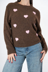 modella indossando Maglia morbida con cuori jacquard in filato mohair colore Marrone-Rosa Unica