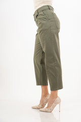 modella indossando Pantalone cropped in cotone verde militare Made in Italy colore