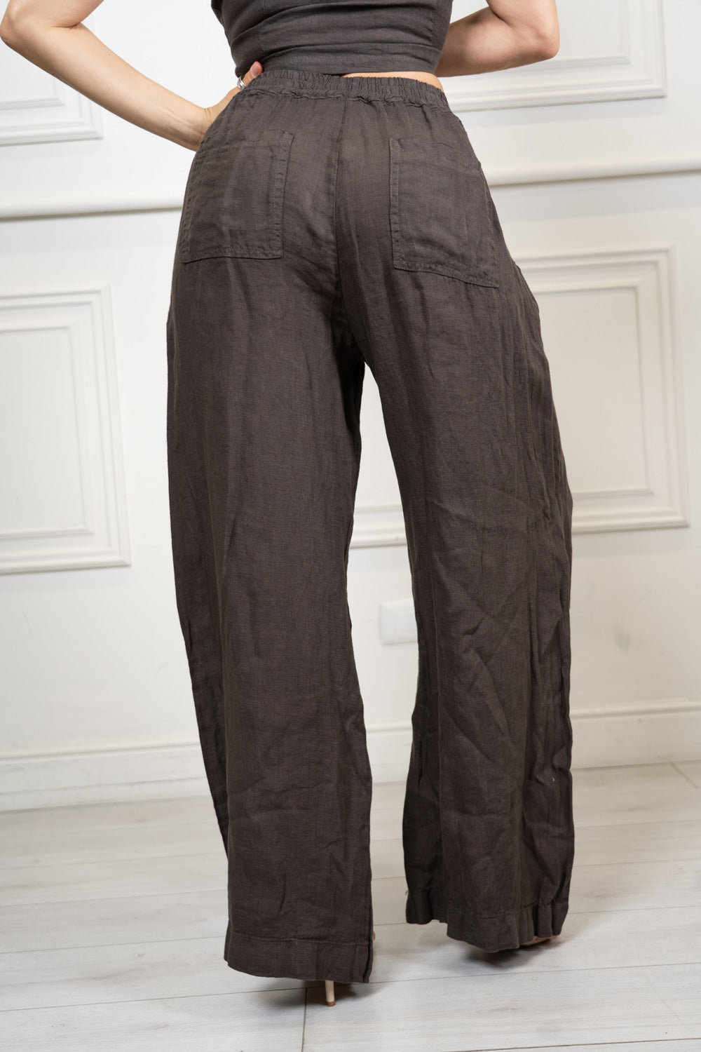 Pantalone a palazzo in puro lino con tasche.