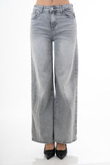 modella indossando Jeans wide leg grigio slavato con tasca posteriore rosa strass e rotture colore