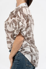 Camicia fantasia astratta in cotone con manica ampia.