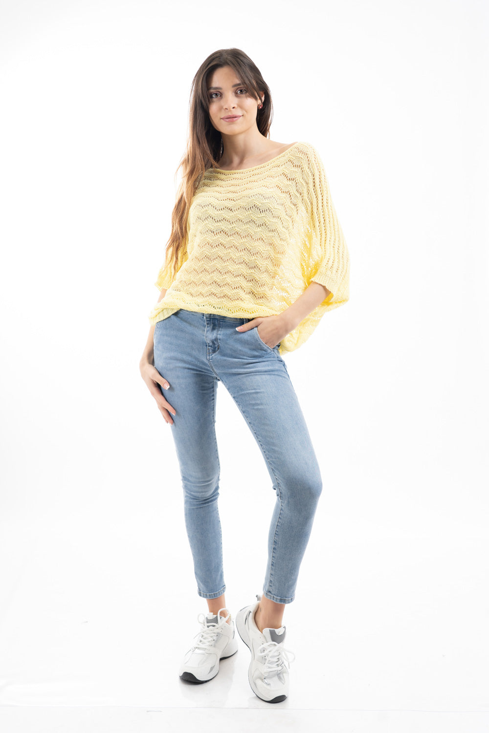 modella indossando Maglia traforata pipistrello a manica al gomito Made in Italy colore