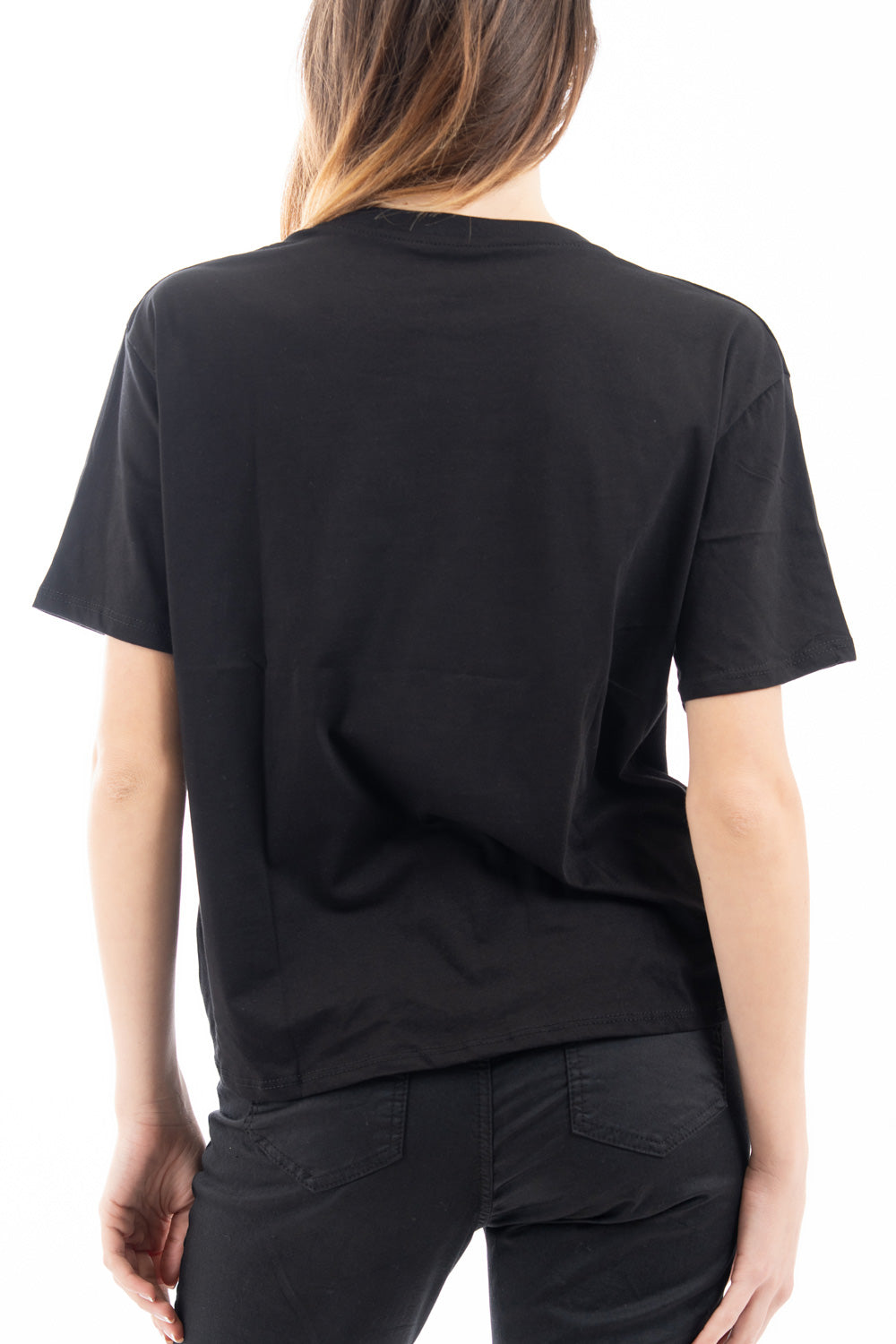 modella indossando T-shirt scritta “Meno male che siete perfette voi” colore