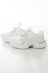 modella indossando Sneakers chunky bianche con inserti tecnici e suola alta colore