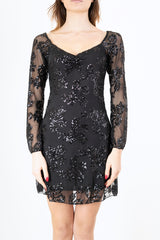 modella indossando Abito corto in microrete elasticizzata con ricamo di paillettes colore