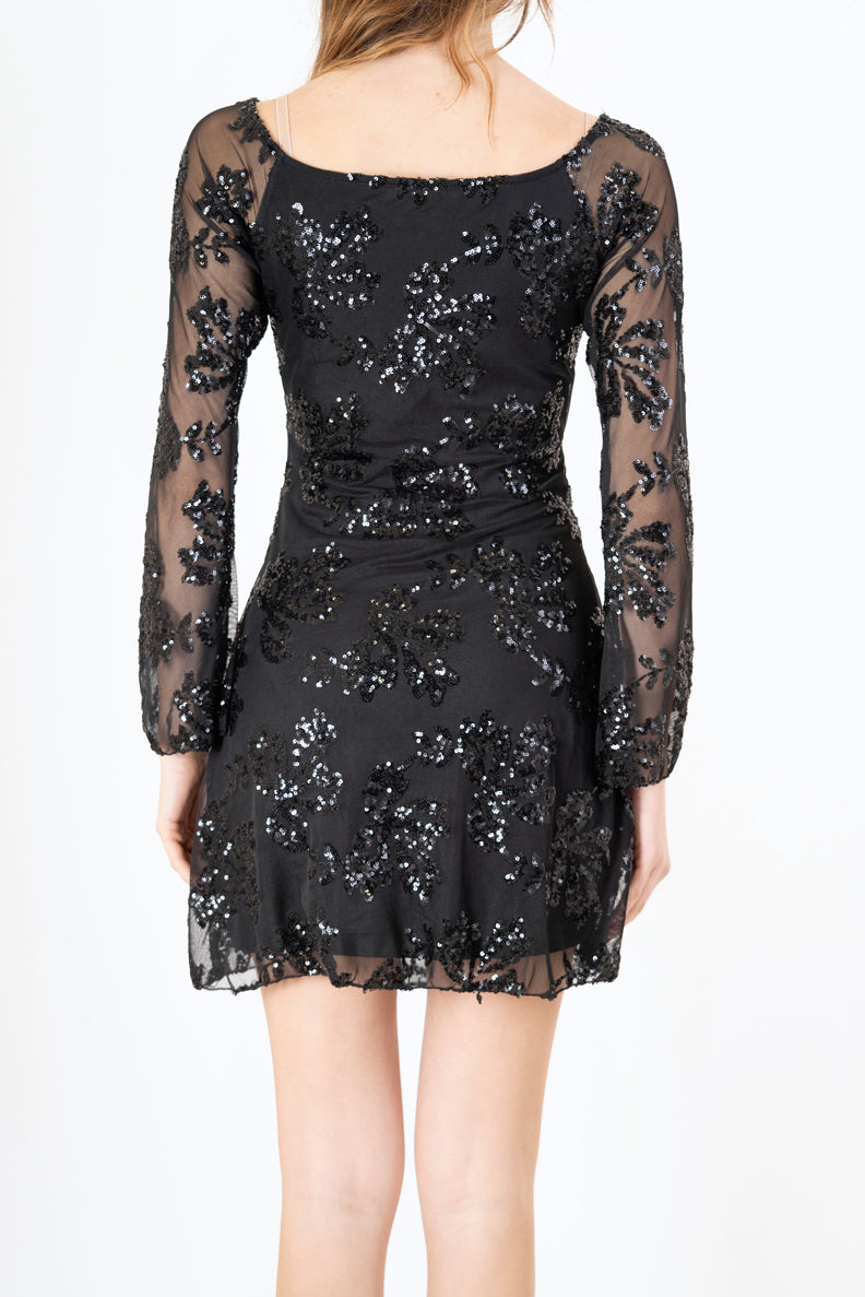 modella indossando Abito corto in microrete elasticizzata con ricamo di paillettes colore