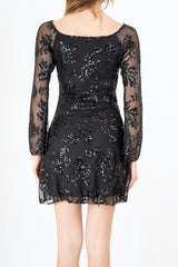 modella indossando Abito corto in microrete elasticizzata con ricamo di paillettes colore